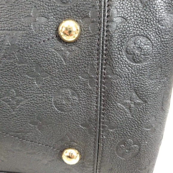 Louis Vuitton Black Monogram
Empreinte Leather Artsy MM Hobo - Picture 9 of 16